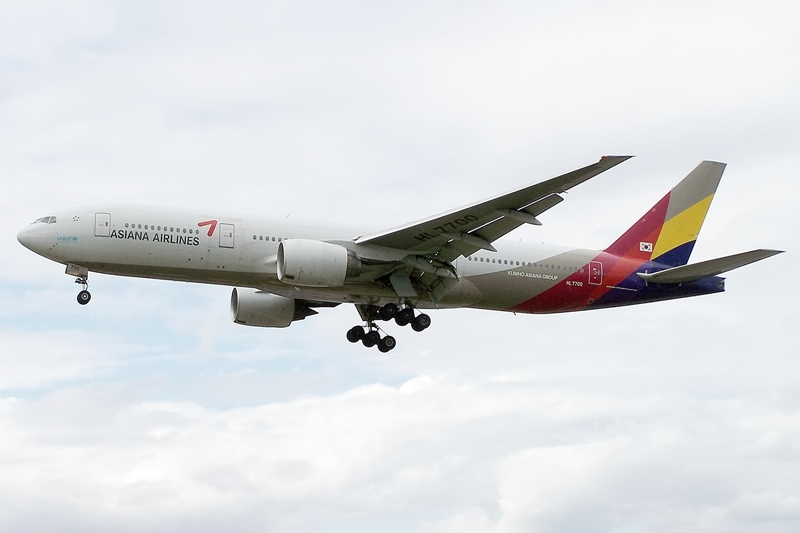 Officials fined Asiana Airlines $500,000 on Tuesday for failing to contact the families of its crash victims last July. (Image via Wikimedia Commons)
