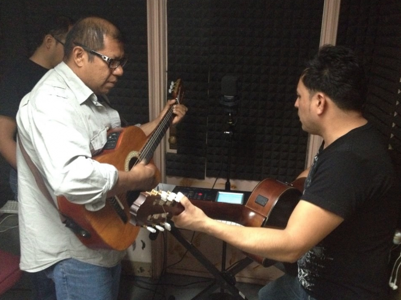 Alvarado and León at band practice. "When you recover an oppressive experience through arranged lyrics and then you bring it back to the people, that experience becomes everyone’s experience," said Alvarado. (Sarah Zahedi/Neon Tommy)