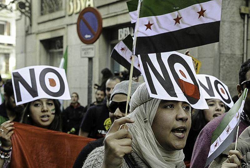 Young women demonstrating against violence in Syria in Madrid (FreedomHouse/Flickr)