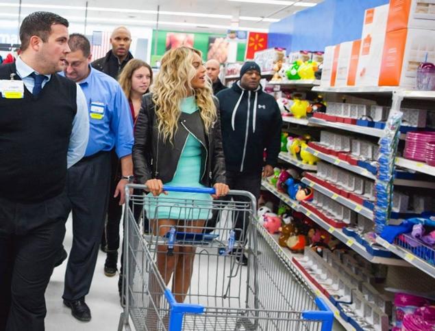 Beyonce shopping with her friends (via her facebook)