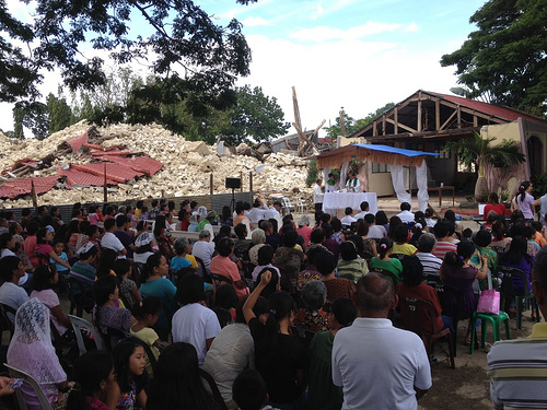 People gathering in the various regions of the Philippines for Sunday Service - Mathias Eick, EU/ECHO (Flickr)