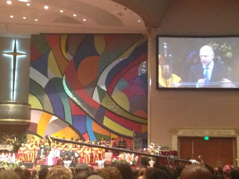 Gov. Brown speaking at the Church of West Los Angeles. (Neon Tommy/Francesca Martens)