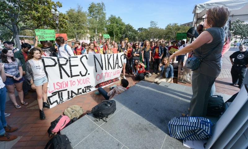 (Durazo addressing crowd of USC students/Alan Mittelstaedt, Neon Tommy)