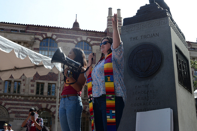 (USC student protestors at Tommy Trojan/Dale Chong, Neon Tommy)
