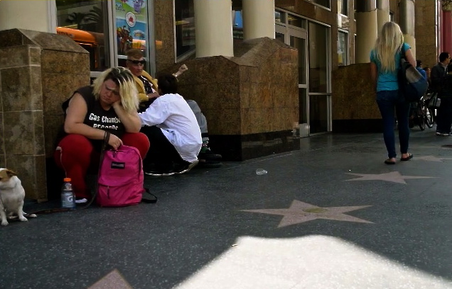 (Homeless youth on Hollywood Boulevard/Brianna Sacks, Neon Tommy) (Homeless youth on Hollywood Boulevard/Brianna Sacks, Neon Tommy)
