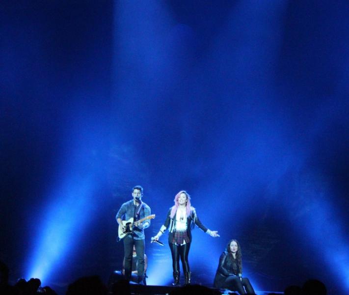 Demi Lovato and Nick Jonas performing at the Honda Center (Neon Tommy/Kathy Zerbib).