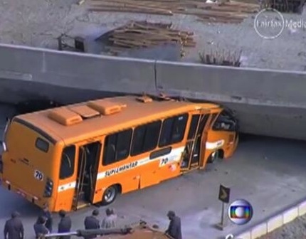 A bus was caught under the collapsing overpass (Twitter/@NZStuff). A bus was caught under the collapsing overpass (Twitter/@NZStuff).