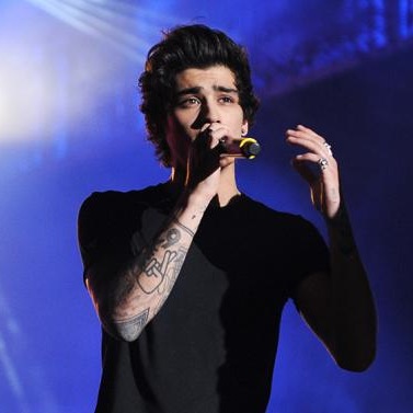 Zayn Malik sings his heart out onstage (Twitter/@Variety).