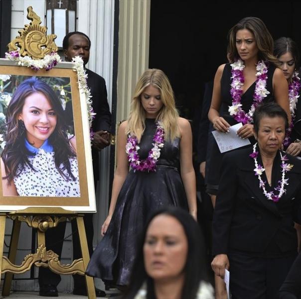 The girls attend Mona's funeral in "PLL" (ABC Family).