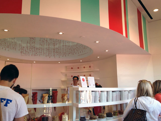Sprinkles Ice Cream drew a huge crowd to its Newport Beach location on opening day (Kelli Shiroma / Neon Tommy).