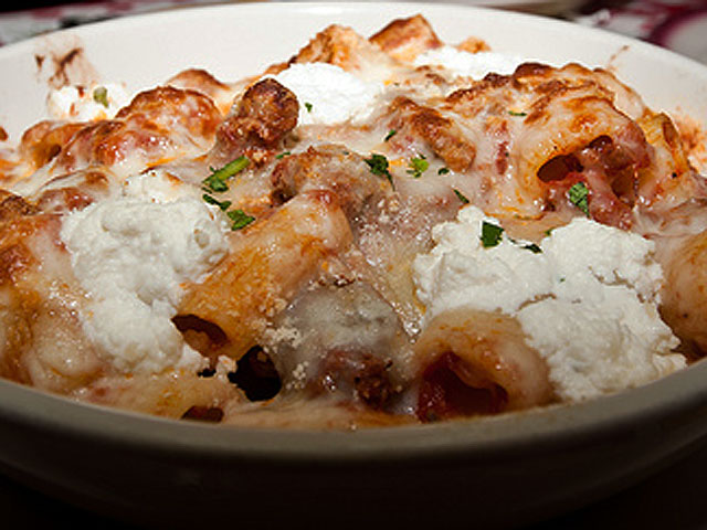 The family-style type entrees at Buca di Beppo are perfect for any Christmas feast (michaelcrane123 / Flickr).