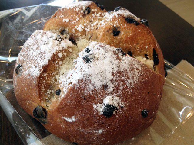 The “Chocolate Chip Bowl” features the bakery’s famous milk bread, which is studded with chocolate chips and sprinkled with powdered sugar (Kelli Shiroma / Neon Tommy).