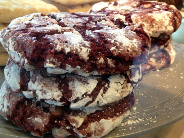 These red velvet crinkle cookies are both elegant to look at and deliciously tasty (Kelli Shiroma / Neon Tommy).
