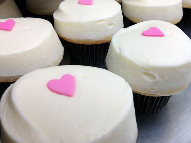 Several different cupcake flavors at Sprinkles Cupcakes currently feature different Valentine’s decorations (Kelli Shiroma / Neon Tommy). Several different cupcake flavors at Sprinkles Cupcakes currently feature different Valentine’s decorations (Kelli Shiroma / Neon Tommy).
