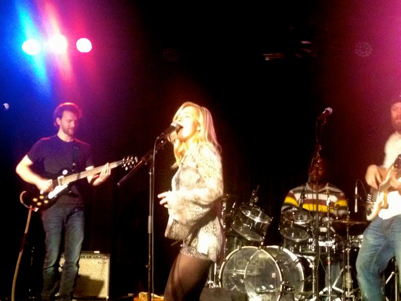 Pop-soul singer and songwriter Maggie lights up the stage. (NeonTommy/Ashley Riegle
