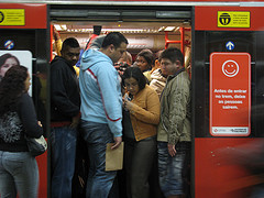 Passengers trying to cram into a train in São Paulo (Milton Jung)