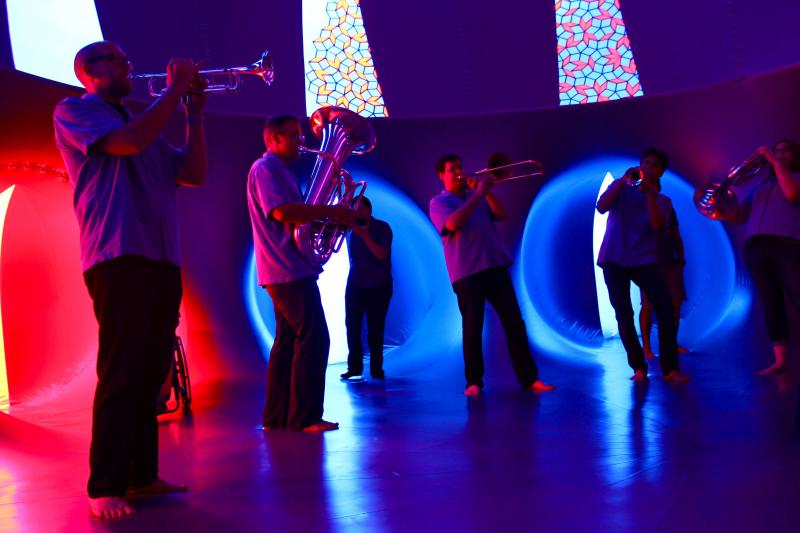 Jazz performers surprise viewers inside the main dome, the Cupola. (Photograph by Aeri Koo)