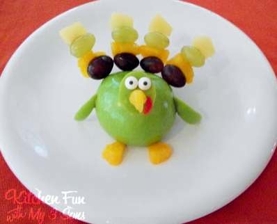 A turkey made out of fruit to stay healthy during Thanksgiving. (kitchenfunwithmy3sons.blogspot.com)