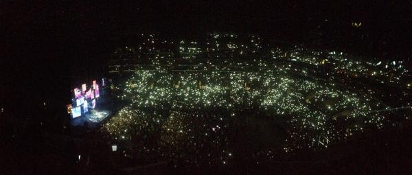 Ed Sheeran plays to a sold-out crowd in the Staples Center. (@blake_demp / Twitter)