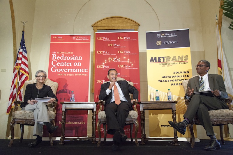 The mayor with USC experts. From left to right, Dr. Giuliano, Mayor Vilaraigosa, and Dr. Bostic.  Photo by Ralf Cheung, Daily Trojan 