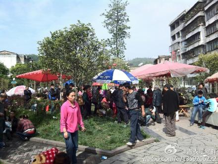 Residents Running Out of the Quake-shaken Buildings / Sina Weibo Residents Running Out of the Quake-shaken Buildings / Sina Weibo