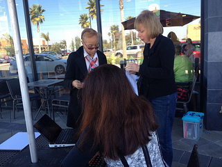 L.A. member of OFA is persuading people to join in "Letter Writing to Congress" (Zhao Chen/Neon Tommy).