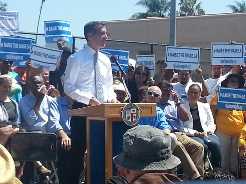 Mayor Garcetti for Raise the Wage LA. (Haiphie Hua/Neon Tommy)