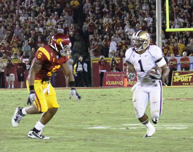 USC looks to stop UW from taking its third straight victory over the Trojans. (Shotgun Spratling/Neon Tommy) USC looks to stop UW from taking its third straight victory over the Trojans. (Shotgun Spratling/Neon Tommy)