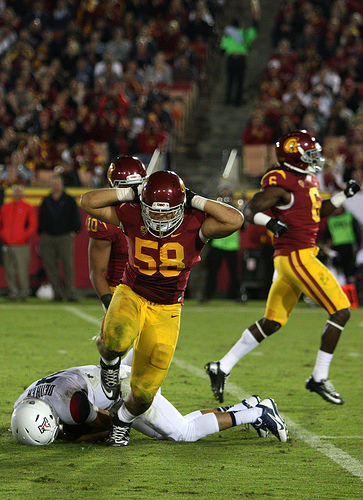 With Morgan Breslin, J.R. Tavai (58) will need to step up again to pressure Utah QB Travis Wilson. (Kevin Tsukii/Neon Tommy)