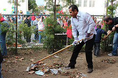 Mayor Villaraigosa clears space for a garden at Los Feliz Elementary School (Photo by Paige Brettingen) Mayor Villaraigosa clears space for a garden at Los Feliz Elementary School (Photo by Paige Brettingen)