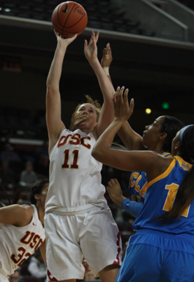 Harberts finished with 17 points, but her teammates shot a miserable 26 percent from the field. (Kevin Tsukii/Neon Tommy) Harberts finished with 17 points, but her teammates shot a miserable 26 percent from the field. (Kevin Tsukii/Neon Tommy)
