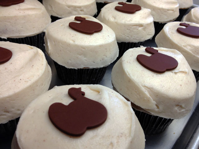 The “Pumpkin” cupcakes at Sprinkles sport festive turkey fondant decorations for the month of November (Kelli Shiroma / Neon Tommy). The “Pumpkin” cupcakes at Sprinkles sport festive turkey fondant decorations for the month of November (Kelli Shiroma / Neon Tommy).