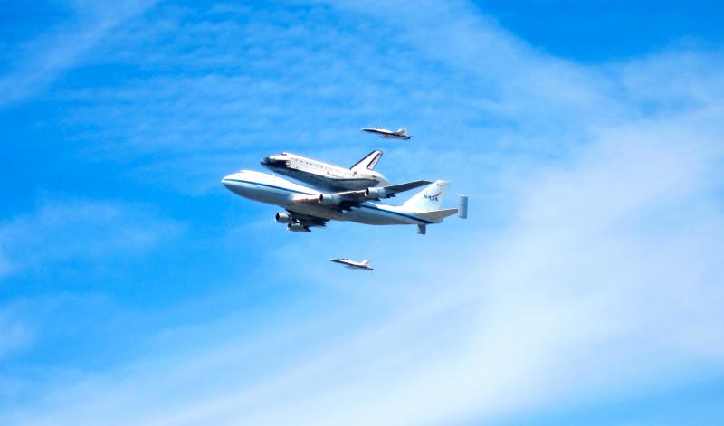 Endeavour on Boeing 747 above USC (Stassy Olmos)