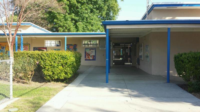 Protesters say parents are restricted from entering Woodlake Elementary's campus. (Chrystal Li/Neon Tommy) Protesters say parents are restricted from entering Woodlake Elementary's campus. (Chrystal Li/Neon Tommy)